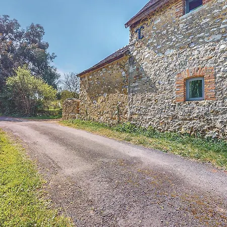 Semesterbostad Amazing In Villaines-la-Gonais