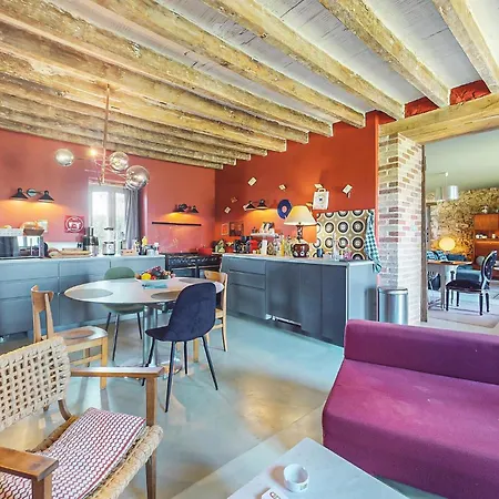 Amazing In Villaines-la-Gonais