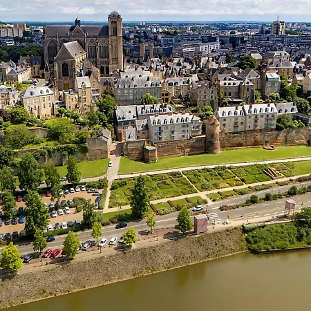 Amazing In Semesterbostad Villaines-la-Gonais